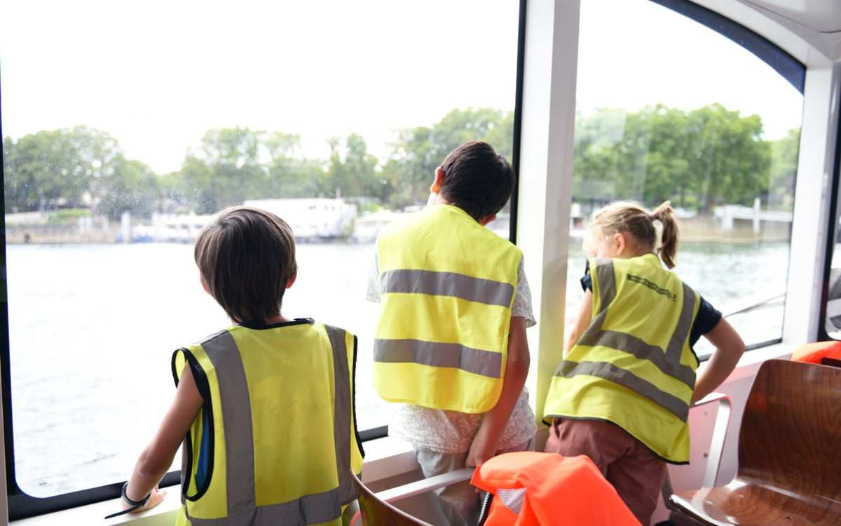 Passagers à bord du Fluctuat pendant une croisière pédagogique sur la Seine en 2025