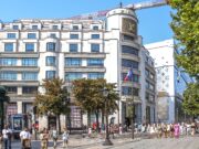 Shopping in Paris: The Ultimate 2026 Luxury & Outlet Shopping Guide التسوق في باريس أمام متجر لويس فويتون الرئيسي في الشانزليزيه