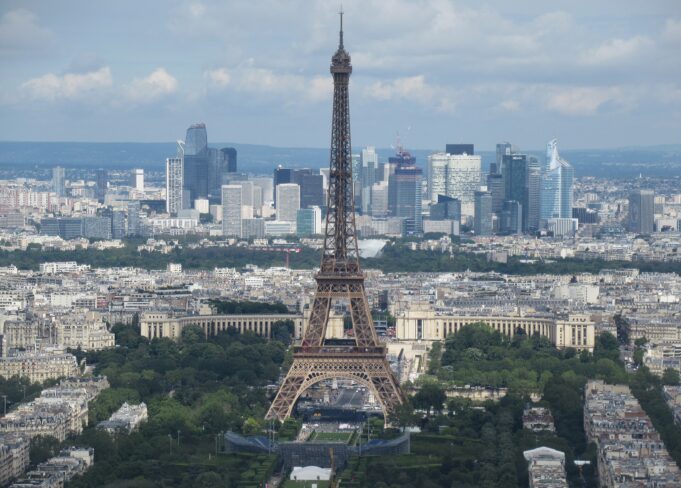 La tour Eiffel et Paris en 2024 La tour Eiffel dominant le Champ-de-Mars à Paris en 2024