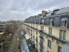Où dormir à Paris ? Les meilleurs quartiers et hôtels selon votre profil et votre budget (Guide 2026) Luxury Ritz Paris hotel entrance at Place Vendôme for a 2026 Paris accommodation guide