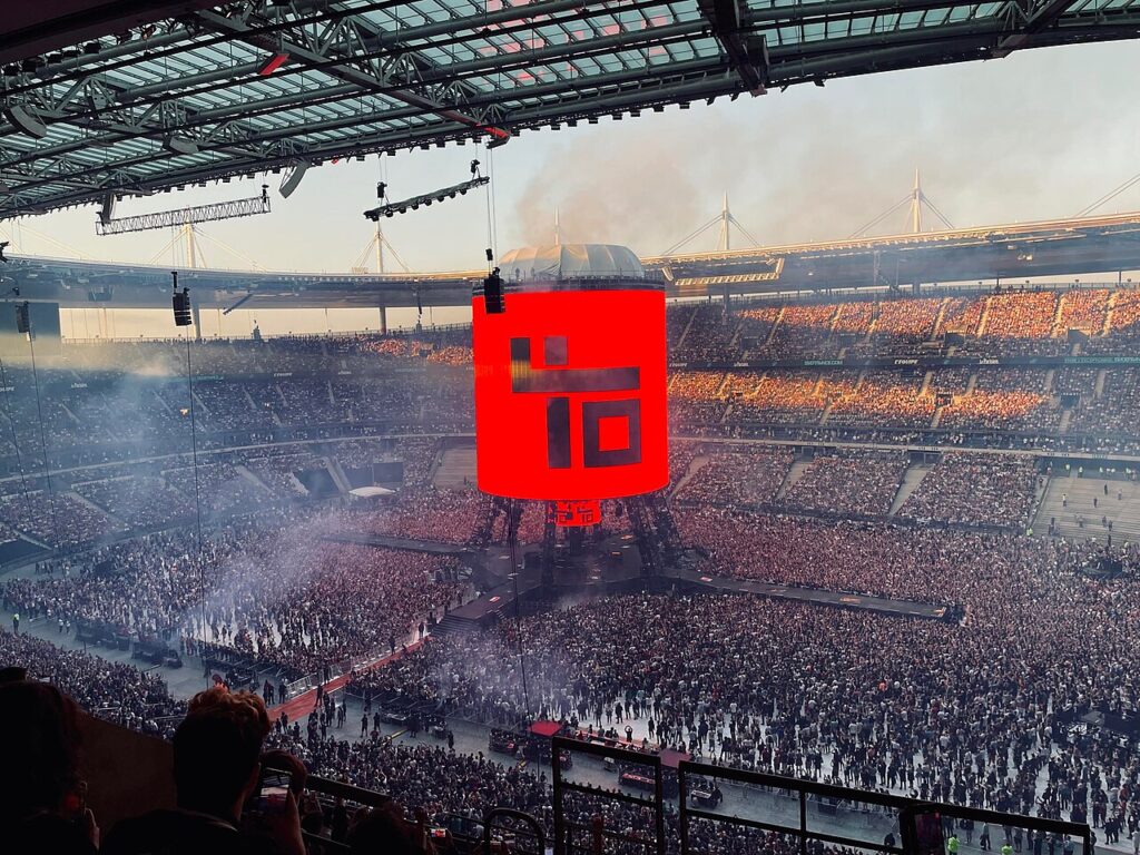 Foule et scène lors d’un concert au Stade de France en 2022