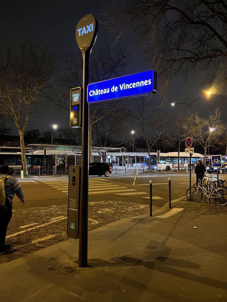 Station de taxi parisienne la nuit à Château de Vincennes