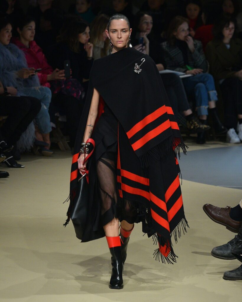 Mannequin sur le podium du défilé Alexander McQueen automne-hiver 2018 à Paris