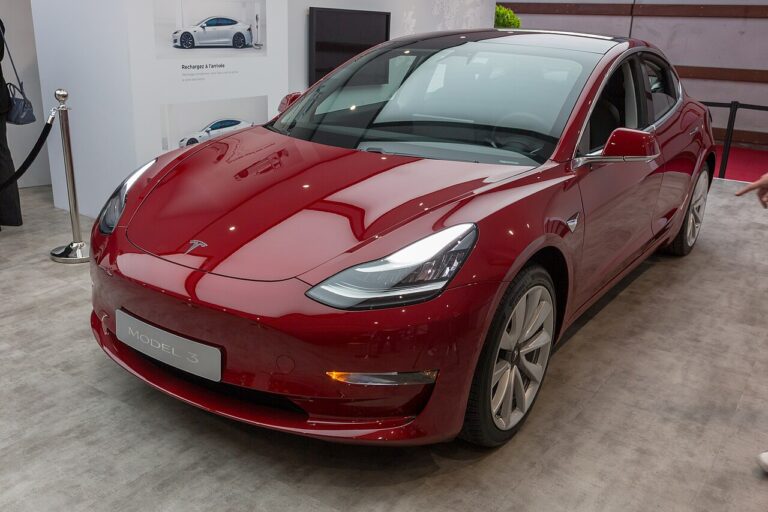 سيارة Tesla Model 3 في معرض باريس للسيارات ضمن سياق تسلا FSD في فرنسا