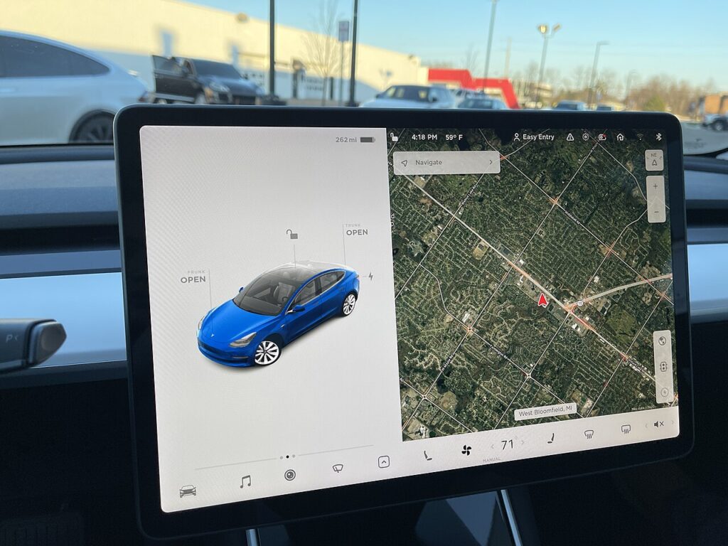 الشاشة المركزية في Tesla Model 3 لتوضيح واجهة السيارة