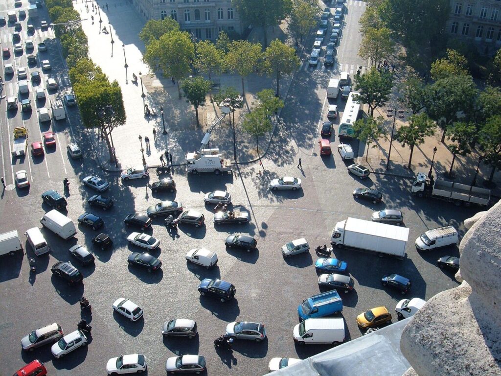 Circulation dense autour de l’Arc de Triomphe à Paris