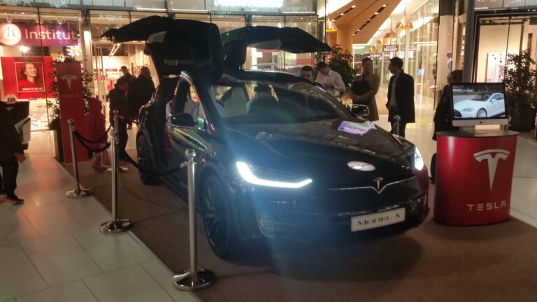 Tesla Model X au CNIT de La Défense, contexte Tesla FSD France