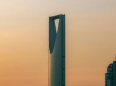 Arabie saoudite 2030 : qu’y aura-t-il après le pétrole ? Tourisme, investissement, culture et capitaux mondiaux Panorama de Riyad au crépuscule pour l’analyse de Vision 2030 et de l’investissement