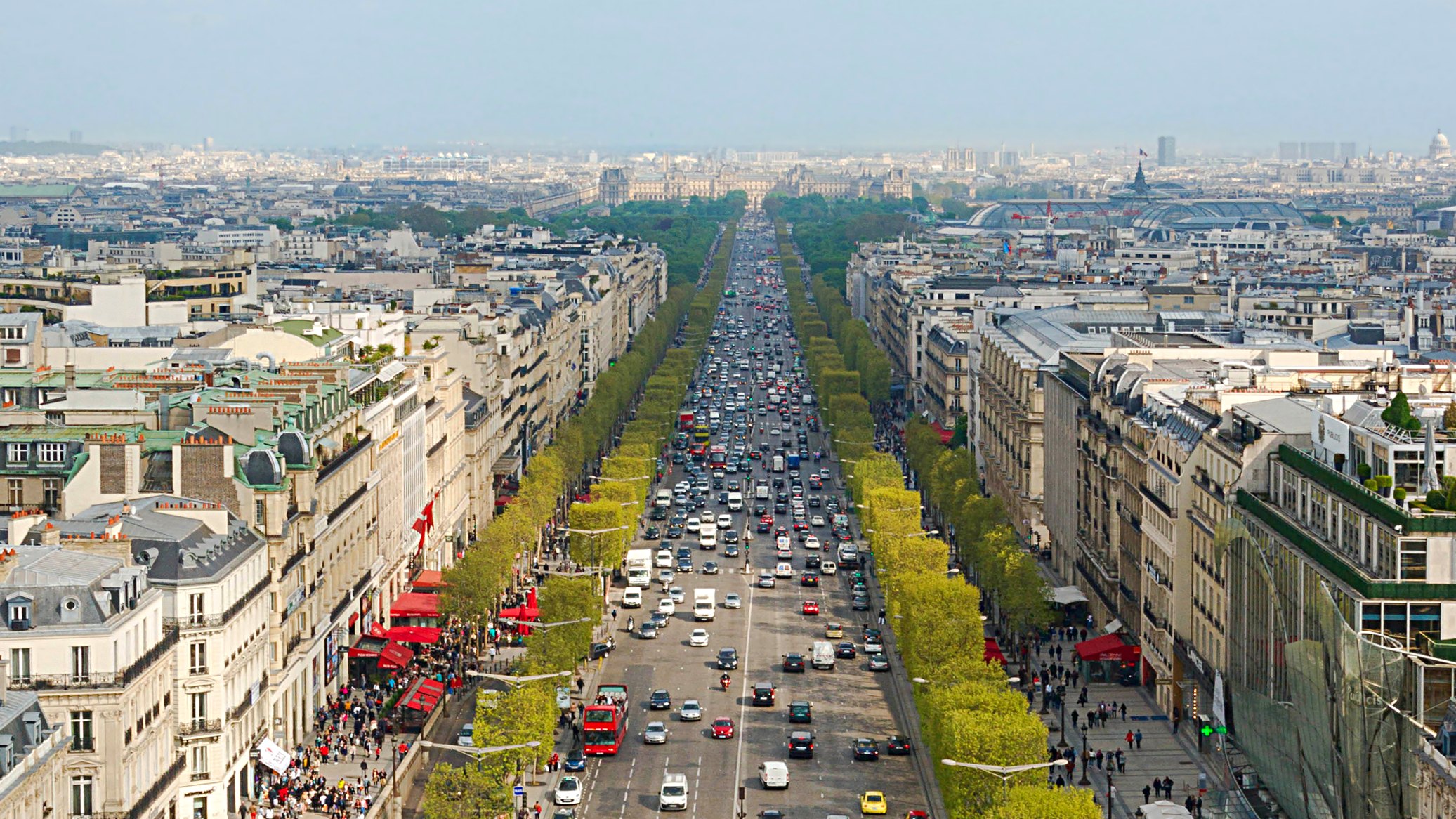Vue réelle et panoramique de l’avenue des Champs-Élysées depuis l’Arc de Triomphe