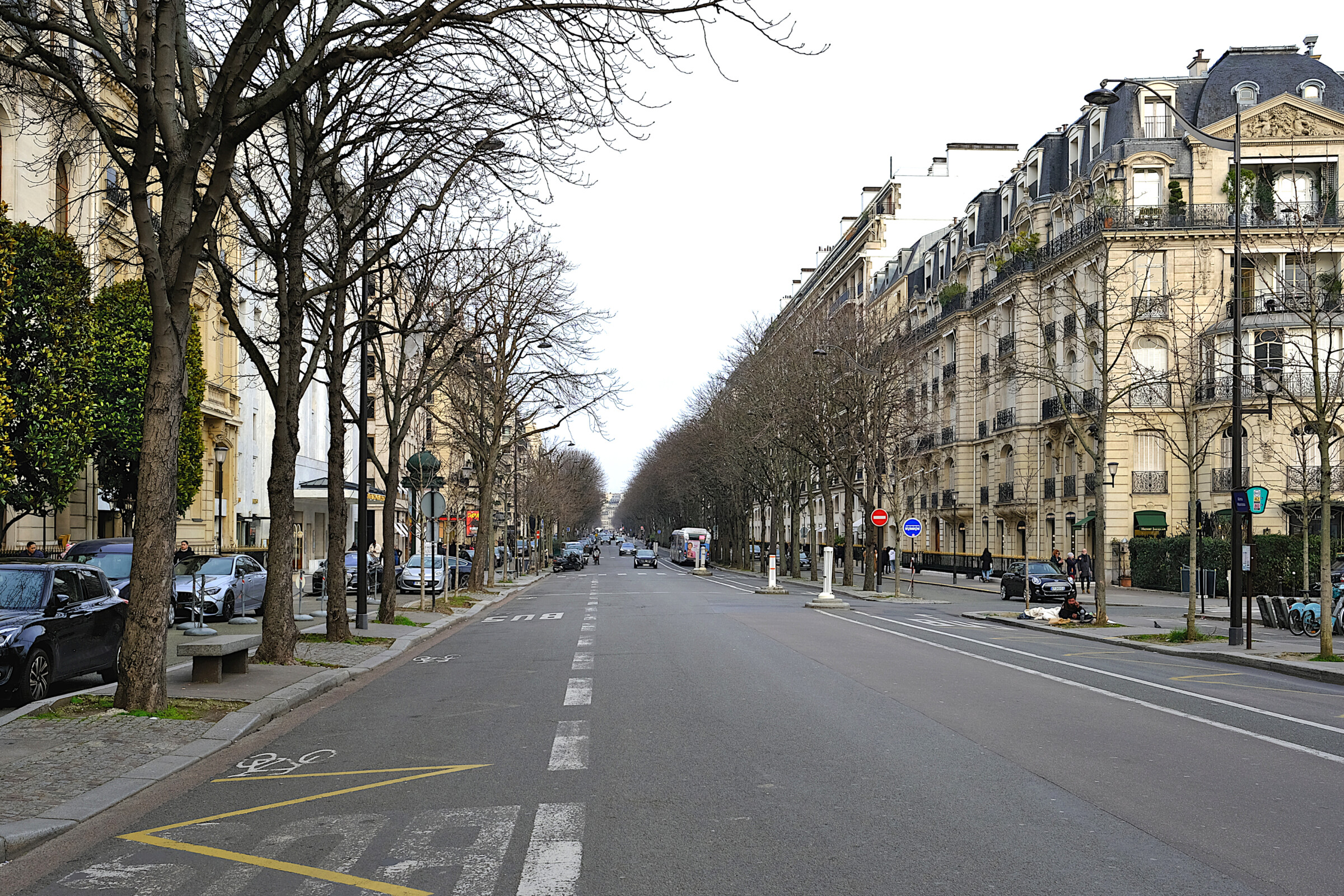 Avenue Montaigne : de l’allée des Veuves au royaume de la haute couture L’avenue Montaigne à l’heure bleue à Paris en février 2025