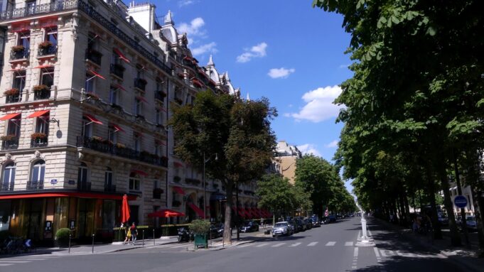 شارع مونتين وبلازا أثينيه في صيف 2025 شارع مونتين وفندق بلازا أثينيه تحت أشجار الصيف في باريس، يوليو 2025