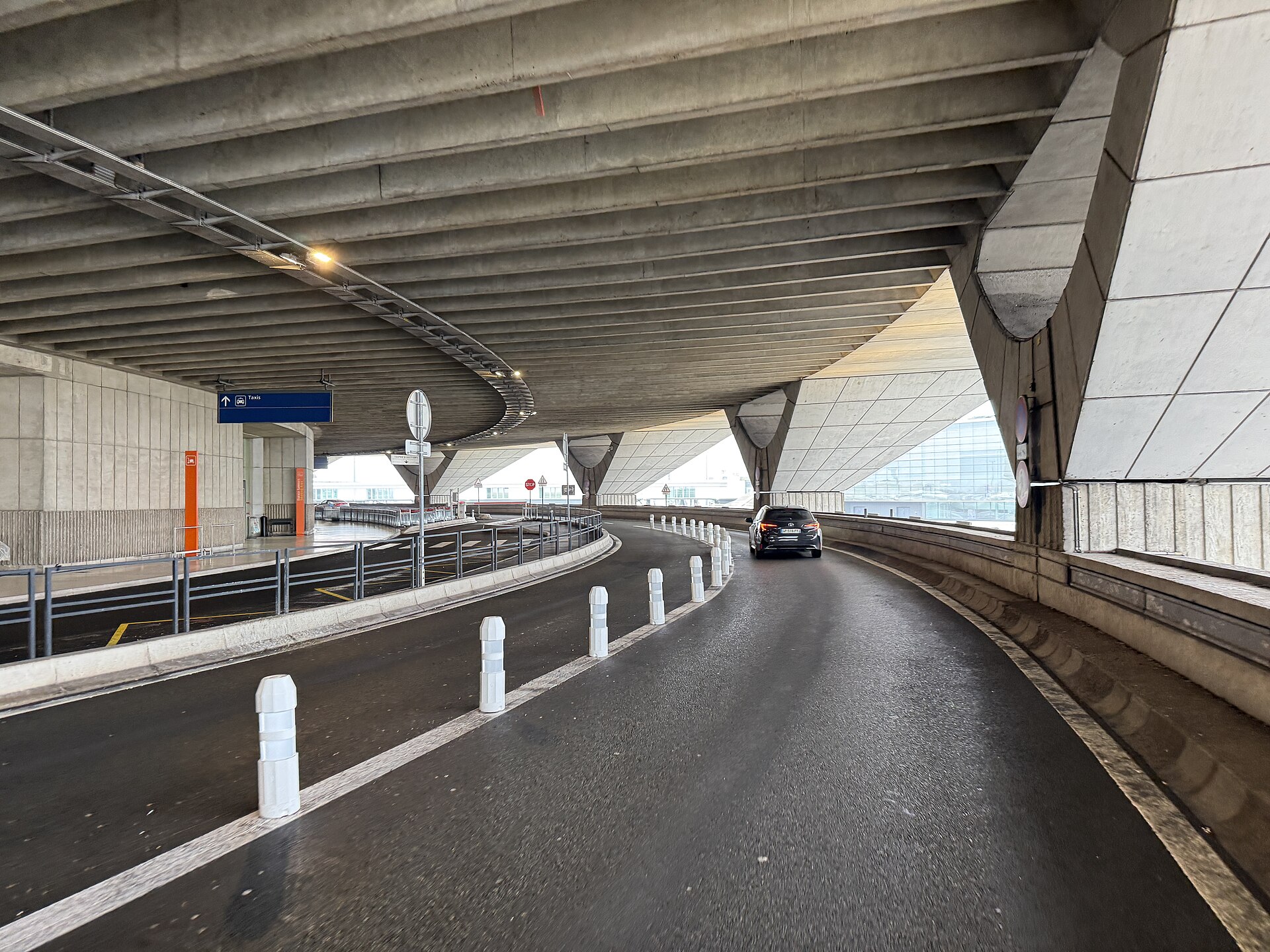 Real internal road serving Paris CDG Terminal 1