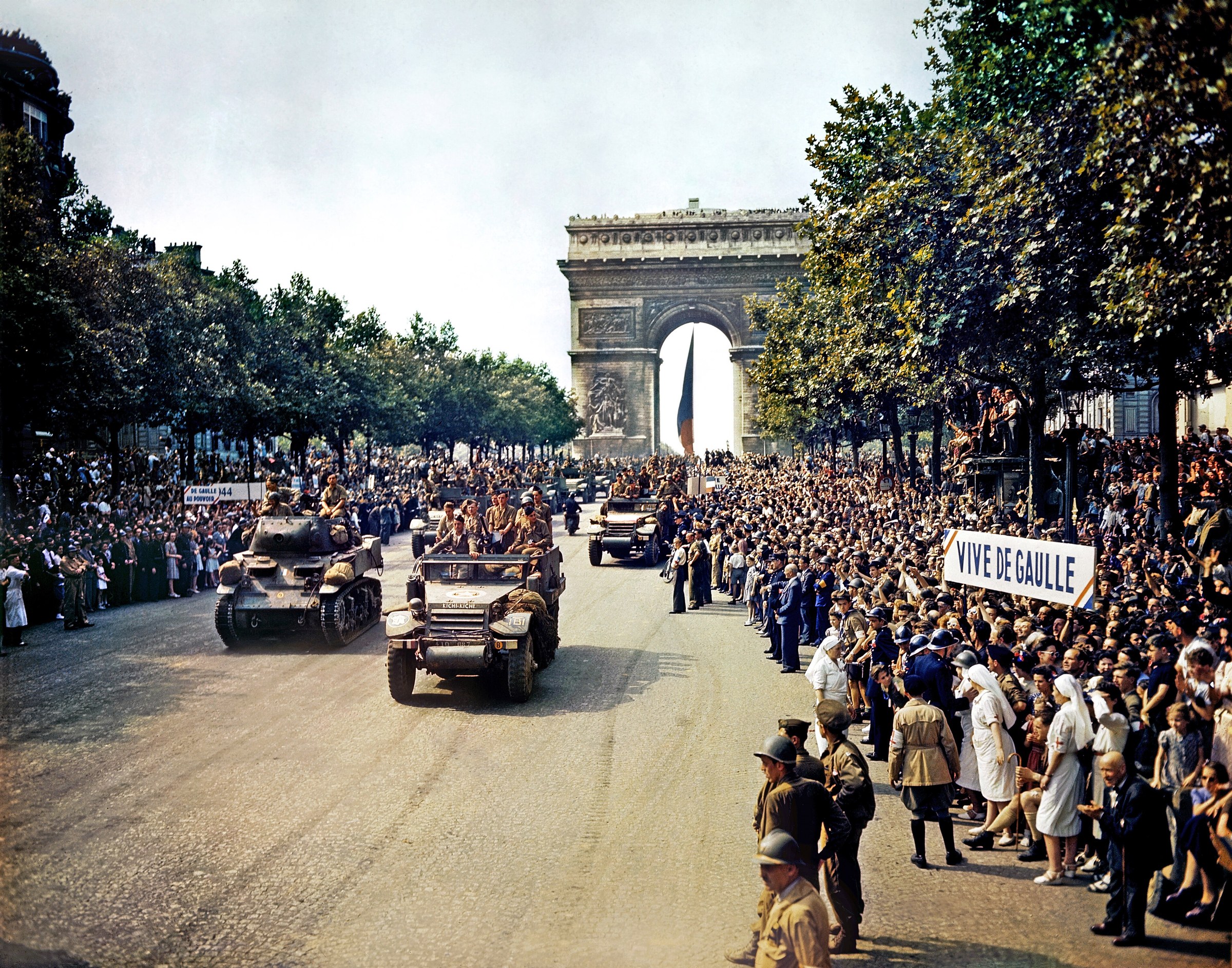 حشود الفرنسيين والدبابات في الشانزليزيه يوم 26 أغسطس 1944