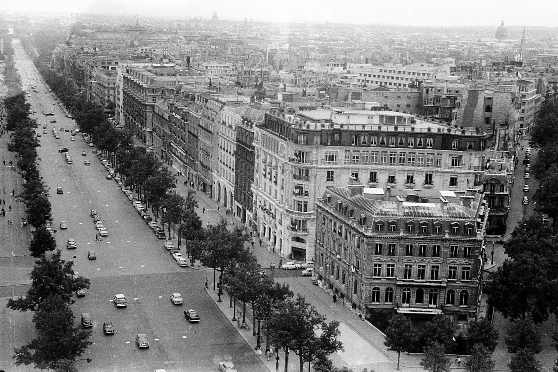 Vue historique des Champs-Élysées depuis l’Arc de Triomphe vers 1965
