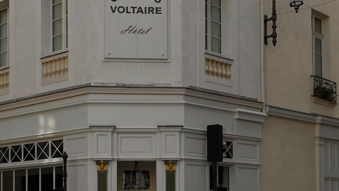 Entrée de l’hôtel Château Voltaire à Paris Entrée et enseigne de l’hôtel Château Voltaire à Paris