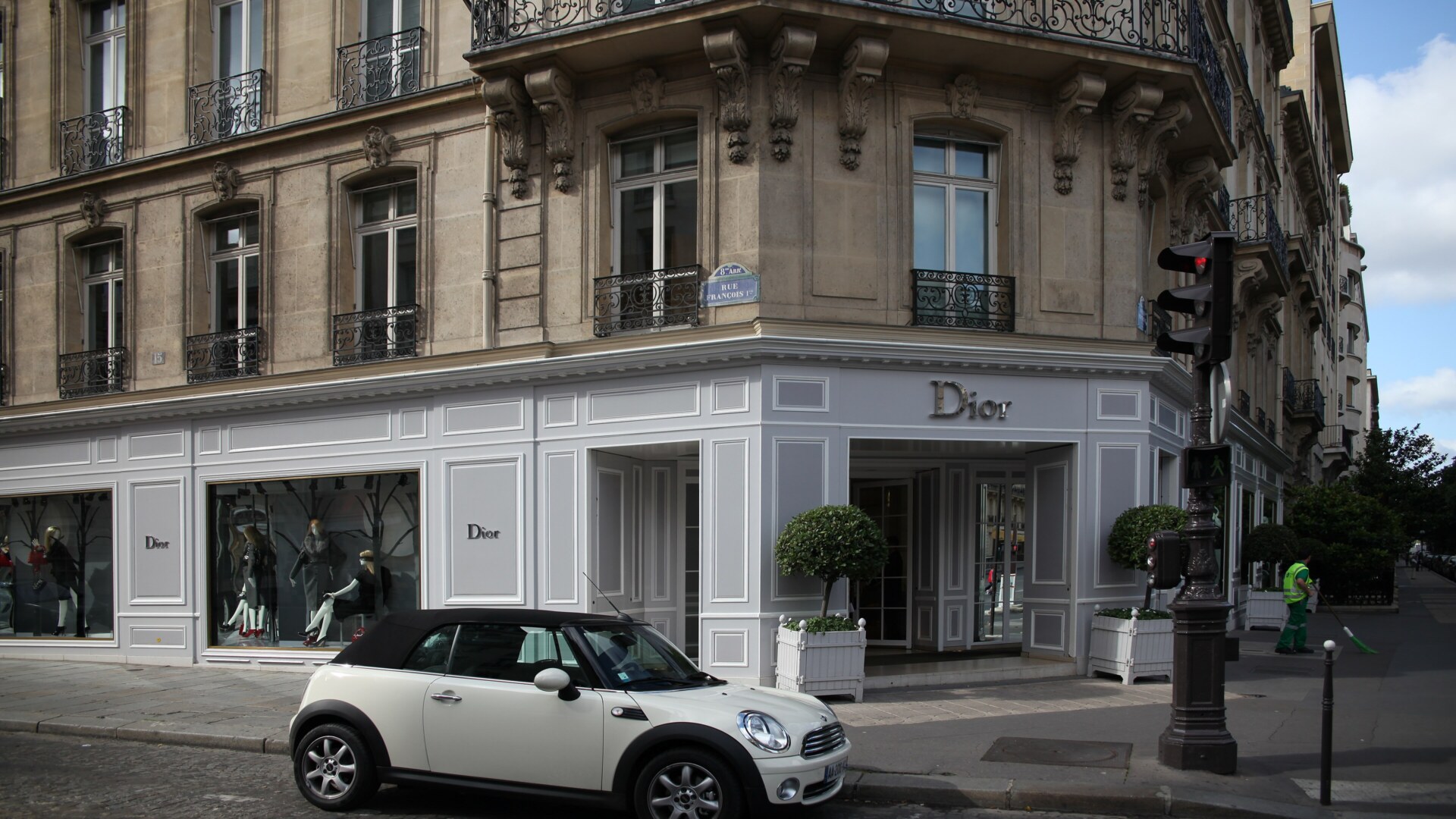 Dior at 30 Avenue Montaigne in Paris before its 2022 renovation