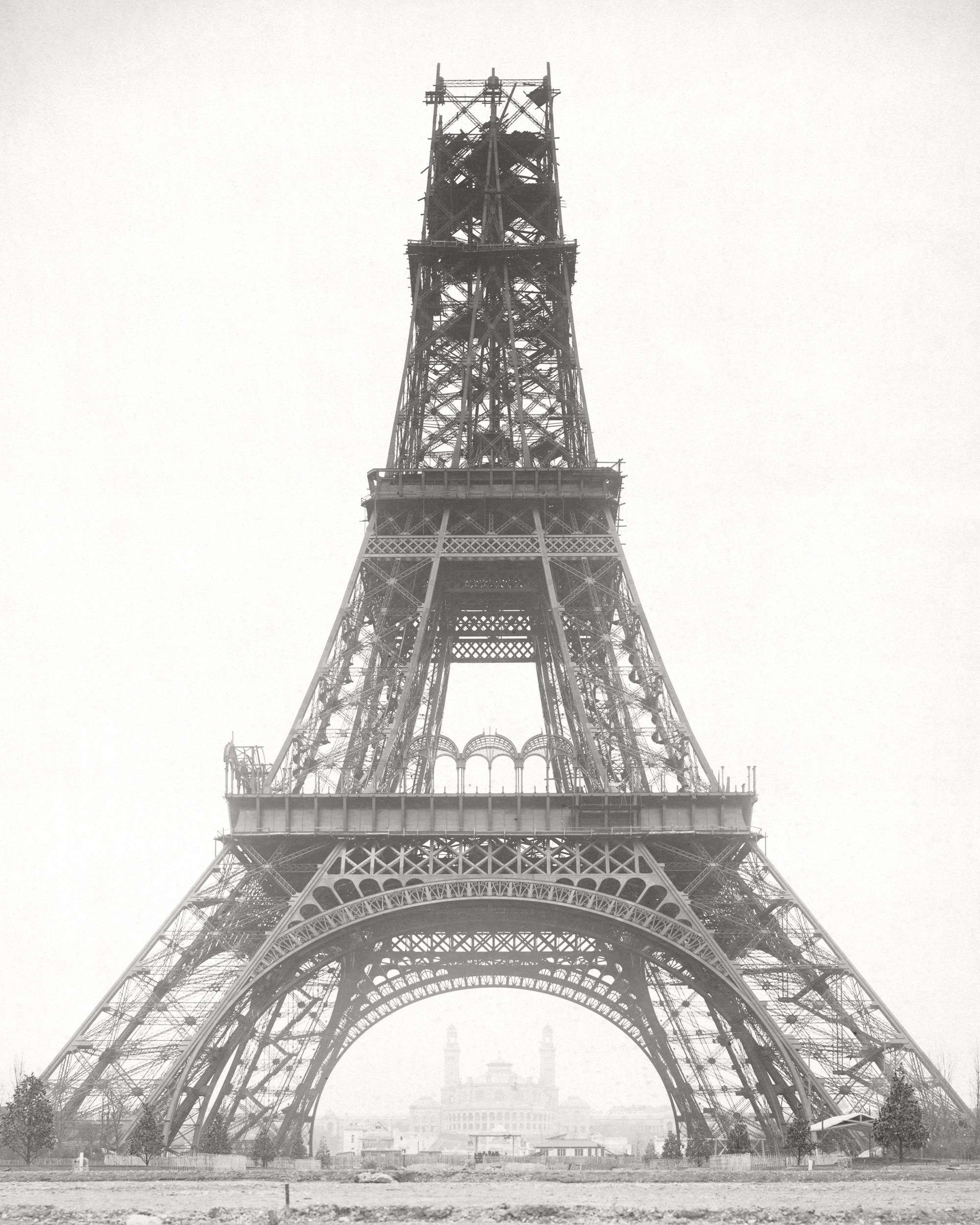La tour Eiffel en construction, 23 novembre 1888 — édition éditoriale restaurée La charpente métallique inachevée de la tour Eiffel photographiée en contre-plongée le 23 novembre 1888.