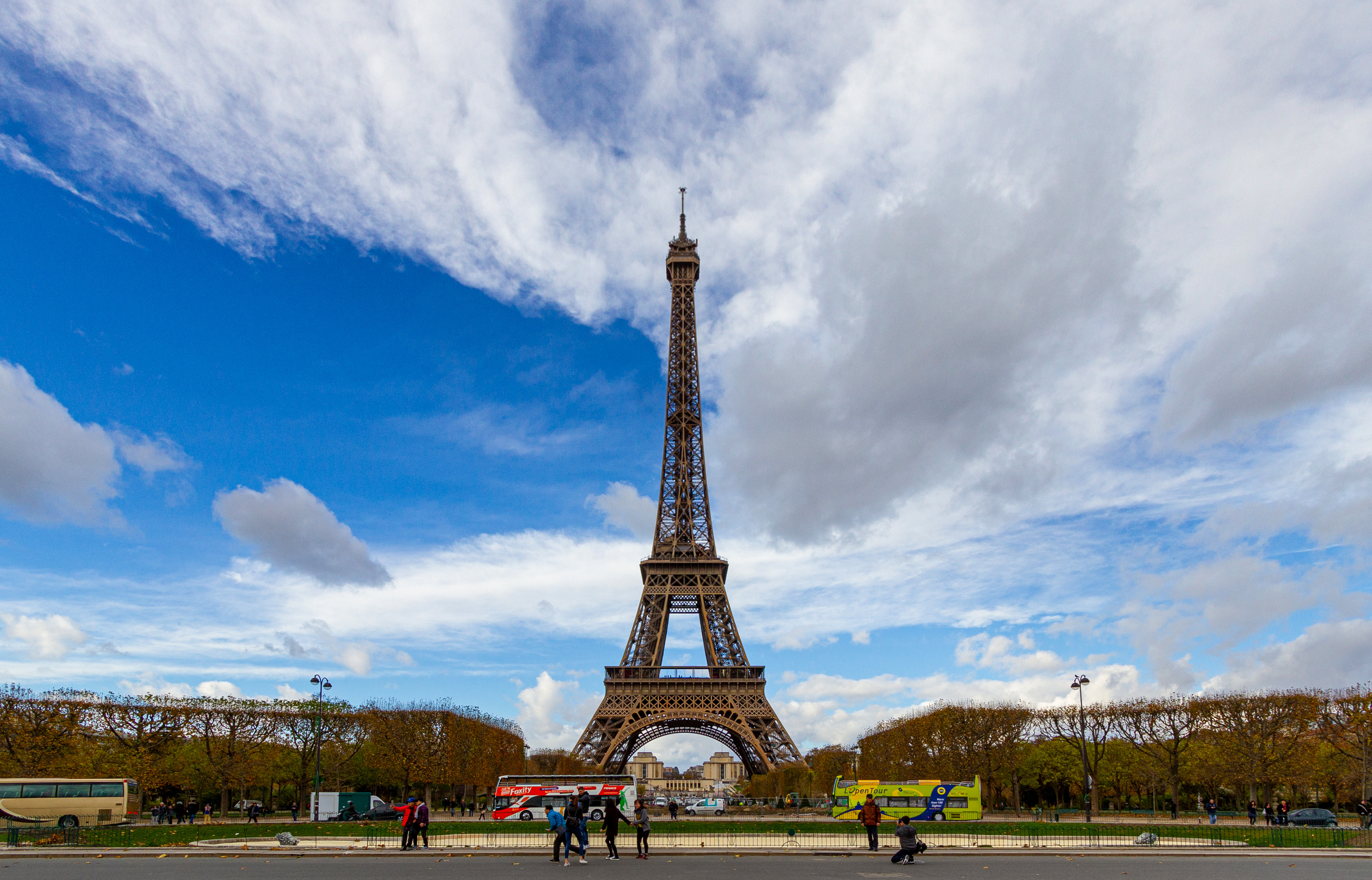 La structure métallique de la tour Eiffel de jour Treillis de fer de la tour Eiffel dominant Paris en plein jour, œuvre associée à l’ingénieur Gustave Eiffel