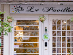 Où dormir à Paris : le guide complet pour choisir le bon hôtel et le bon quartier Entrée fleurie de l’hôtel Le Pavillon à Paris