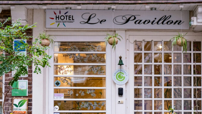 Entrée d’un hôtel parisien, Le Pavillon Entrée fleurie de l’hôtel Le Pavillon à Paris