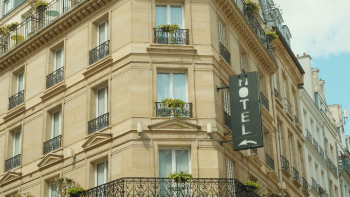 Façade d’hôtel parisien pour un séjour en famille Façade d’un hôtel parisien avec balcons pour un séjour en famille
