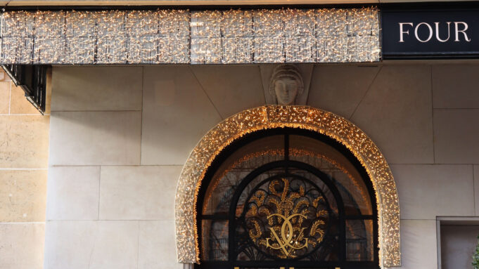 Entrée du Four Seasons Hotel George V Entrée du Four Seasons Hotel George V, Palace à Paris