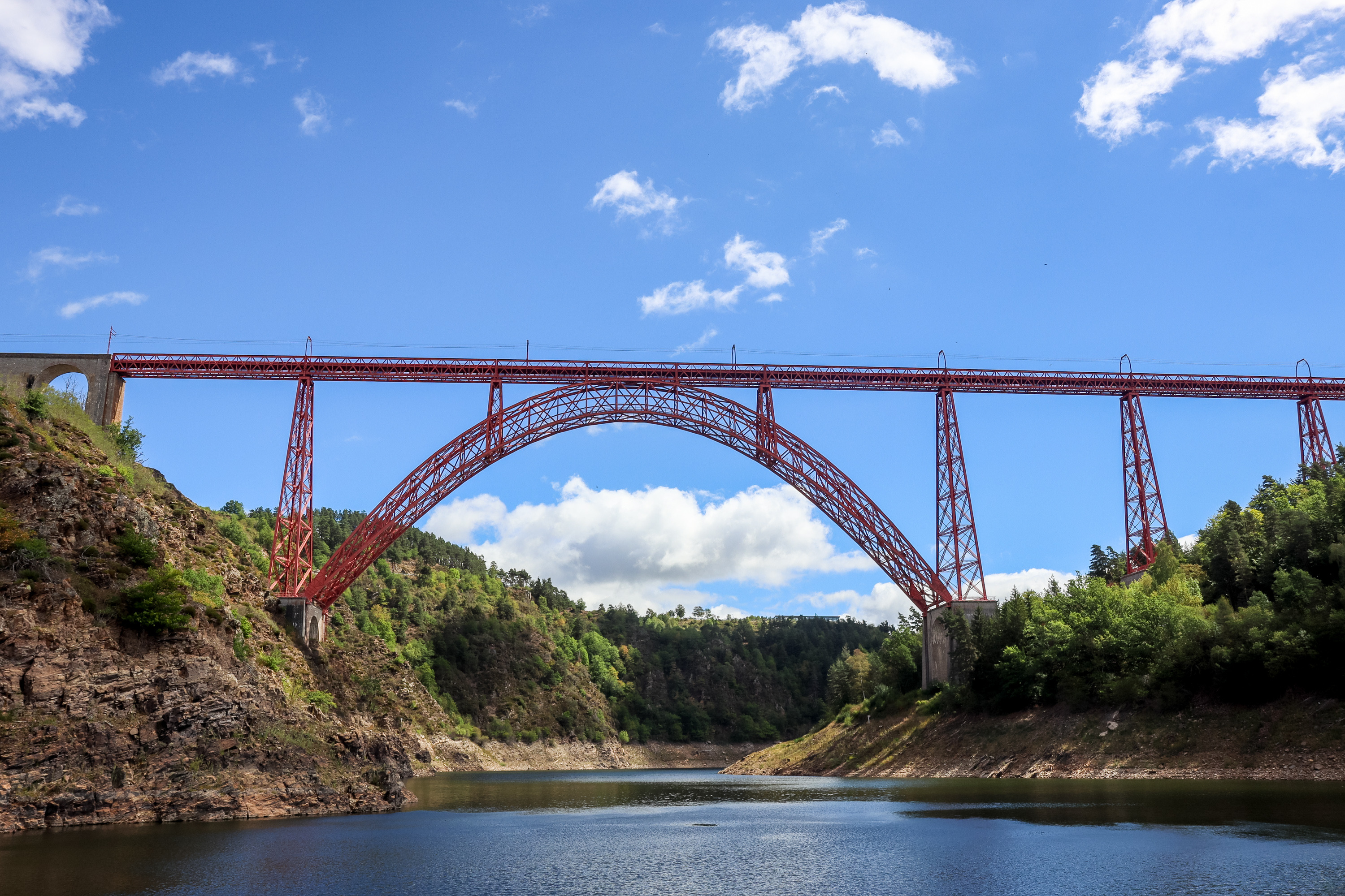Le viaduc de Garabit dans la vallée de la Truyère Grande arche de fer rouge du viaduc de Garabit franchissant la vallée de la Truyère dans le centre de la France
