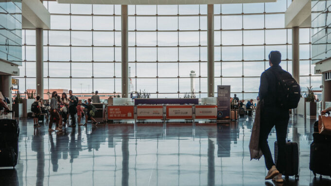 Hôtel d’aéroport à Paris et trajet terminal Voyageurs et bagages dans un terminal d’aéroport moderne