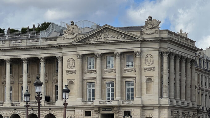Hôtel de Crillon, place de la Concorde Façade et entrée de l’Hôtel de Crillon sur la place de la Concorde à Paris