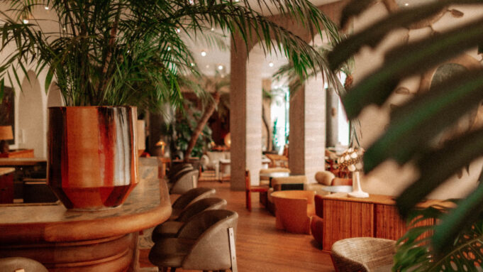 Luxe hôtelier et végétation intérieure Lobby d’hôtel élégant avec plantes et mobilier haut de gamme