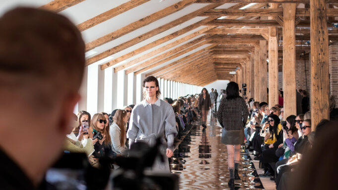 Hôtel à Paris pendant la Fashion Week Public et mannequins pendant un défilé de mode