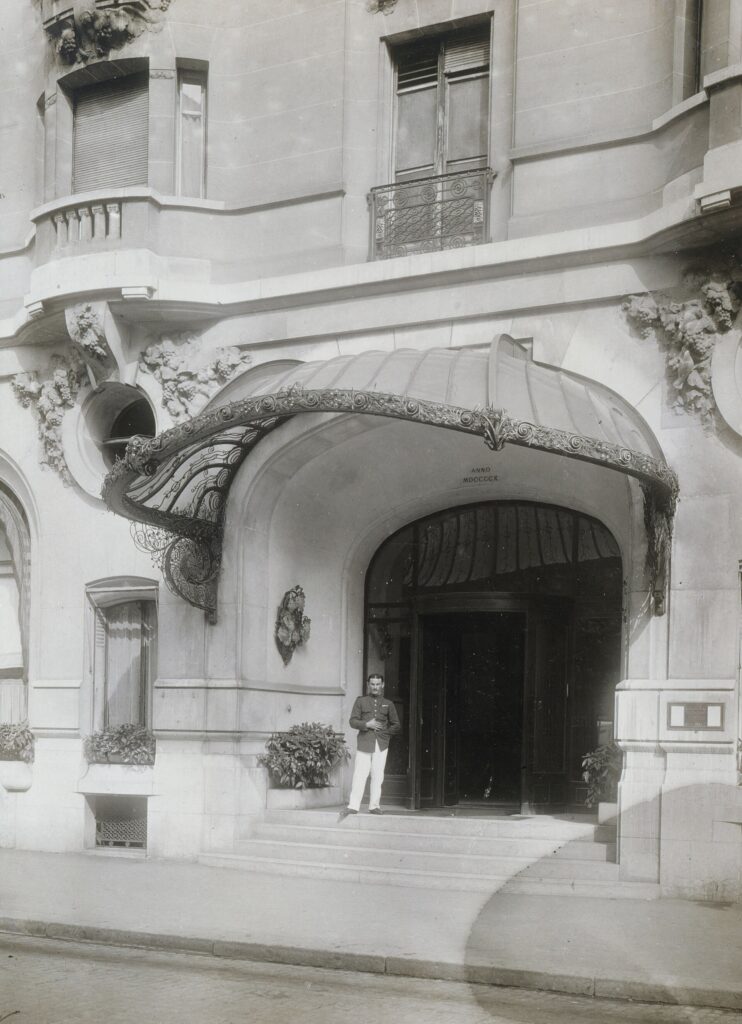 The entrance of Hôtel Lutetia in 1917