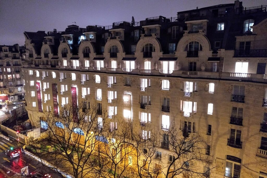 Hôtel Lutetia illuminated at night
