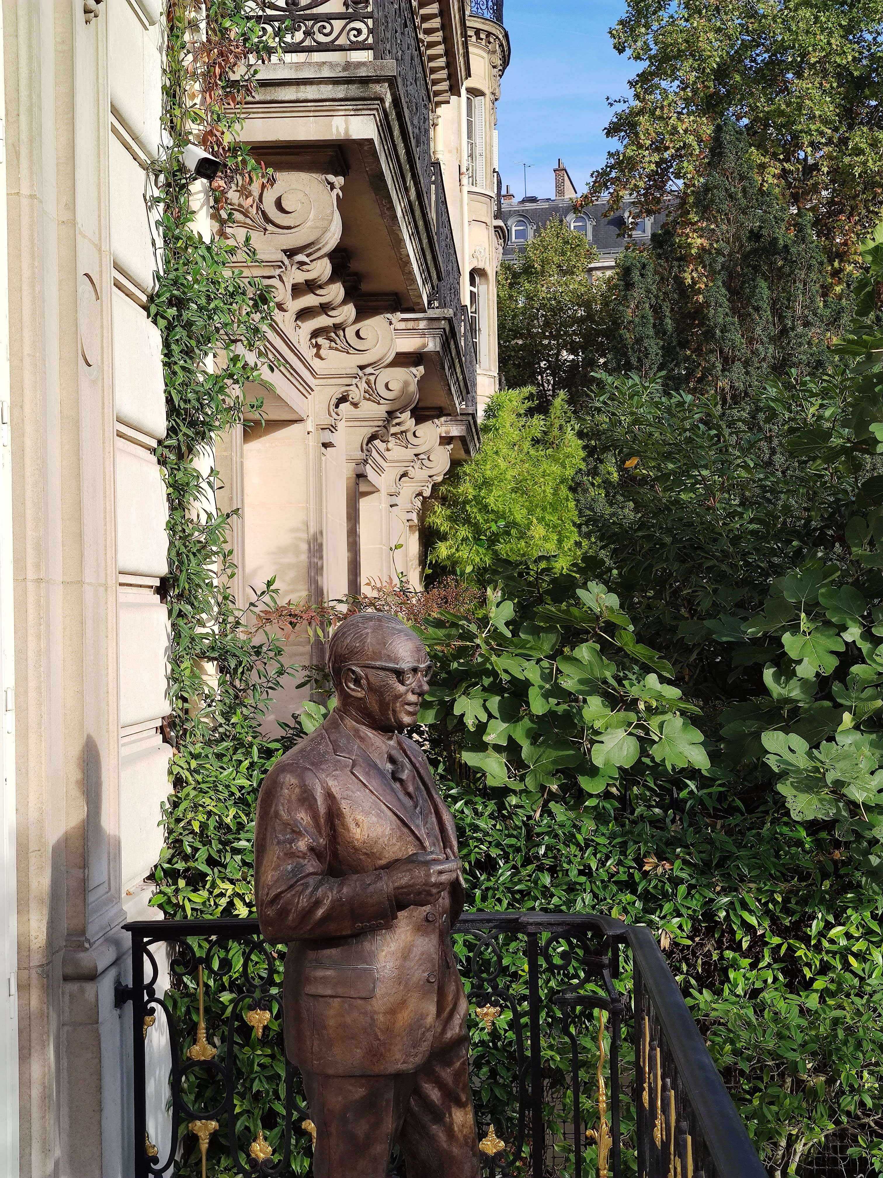 Ornate entrance of Hôtel Pereire at 10 rue Alfred-de-Vigny in Paris
