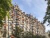 Hôtel Plaza Athénée : le palace aux balcons rouges qui habilla Paris Façade de l'Hôtel Plaza Athénée et ses balcons rouges avenue Montaigne