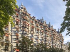 Hôtel Plaza Athénée : le palace aux balcons rouges qui habilla Paris Façade de l'Hôtel Plaza Athénée et ses balcons rouges avenue Montaigne