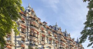 Hôtel Plaza Athénée : le palace aux balcons rouges qui habilla Paris Façade de l'Hôtel Plaza Athénée et ses balcons rouges avenue Montaigne