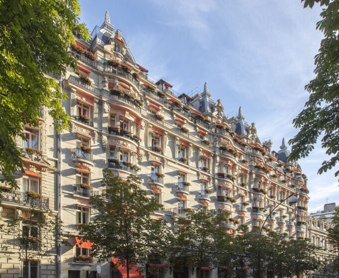Façade de l'Hôtel Plaza Athénée et ses balcons rouges avenue Montaigne
