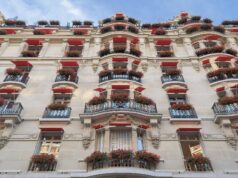 Hôtel Plaza Athénée: The Red-Balcony Palace That Dressed Paris Hôtel Plaza Athénée façade with red awnings and geraniums on avenue Montaigne in Paris