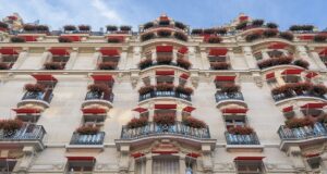 Hôtel Plaza Athénée: The Red-Balcony Palace That Dressed Paris Hôtel Plaza Athénée façade with red awnings and geraniums on avenue Montaigne in Paris