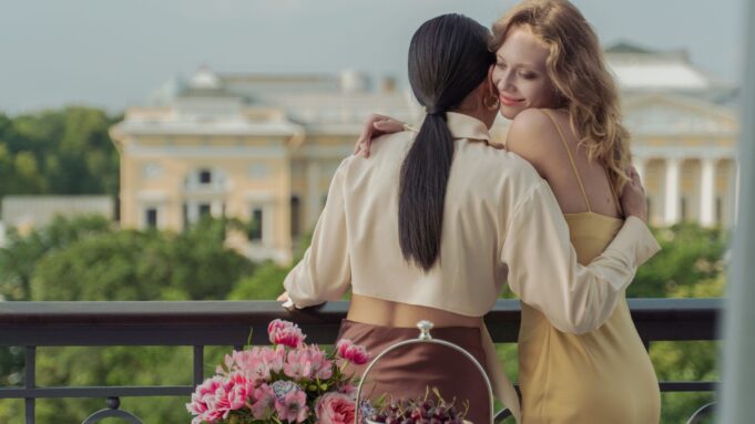 Séjour romantique sur un balcon parisien Couple partageant un moment sur un balcon à Paris