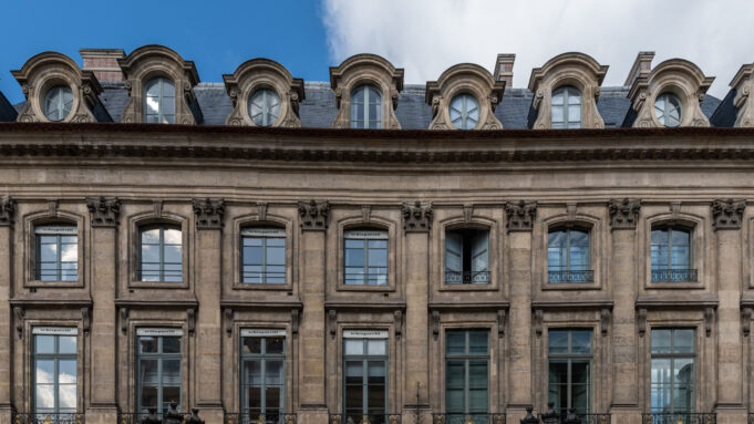 Façade de l’Hôtel de Vendôme à Paris Façade de l’Hôtel de Vendôme à Paris pour un guide des vues tour Eiffel