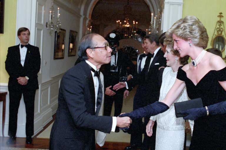 I. M. Pei en tenue de soirée saluant la princesse Diana à la Maison-Blanche en 1985