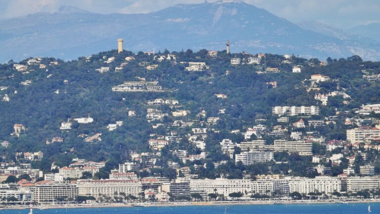 Vue panoramique des hôtels de la Croisette et des résidences sur les collines de Cannes depuis la Méditerranée