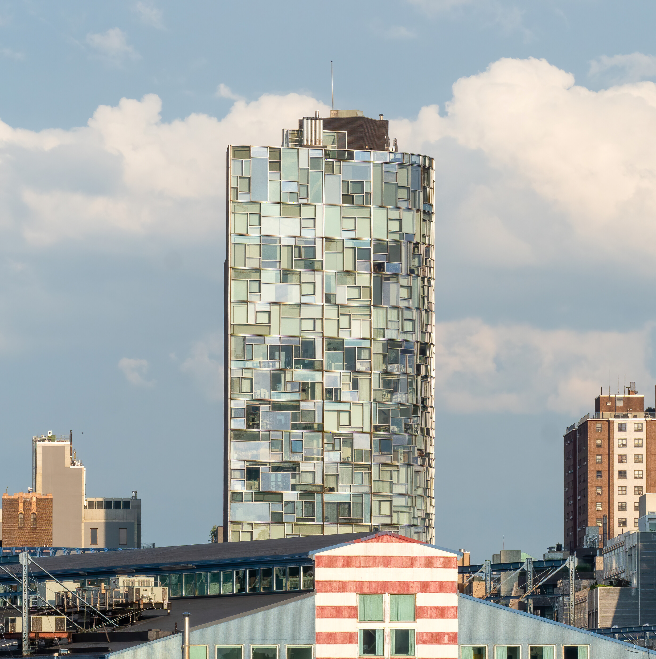 Façade vitrée irrégulière du 100 Eleventh Avenue vue depuis l’Hudson