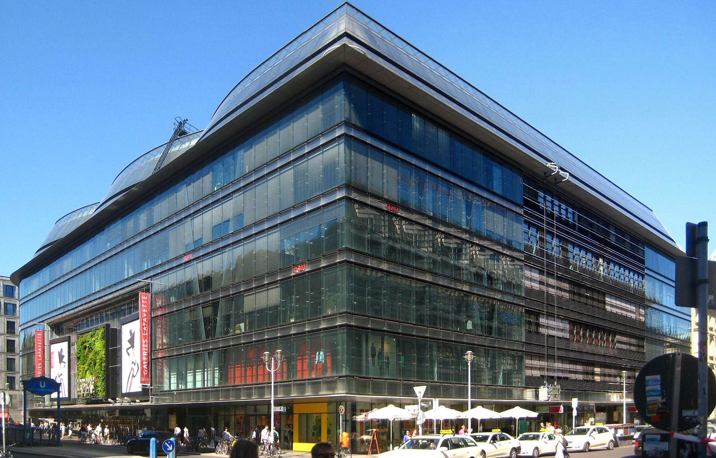 Façade vitrée du bâtiment des Galeries Lafayette de Jean Nouvel sur la Friedrichstrasse à Berlin