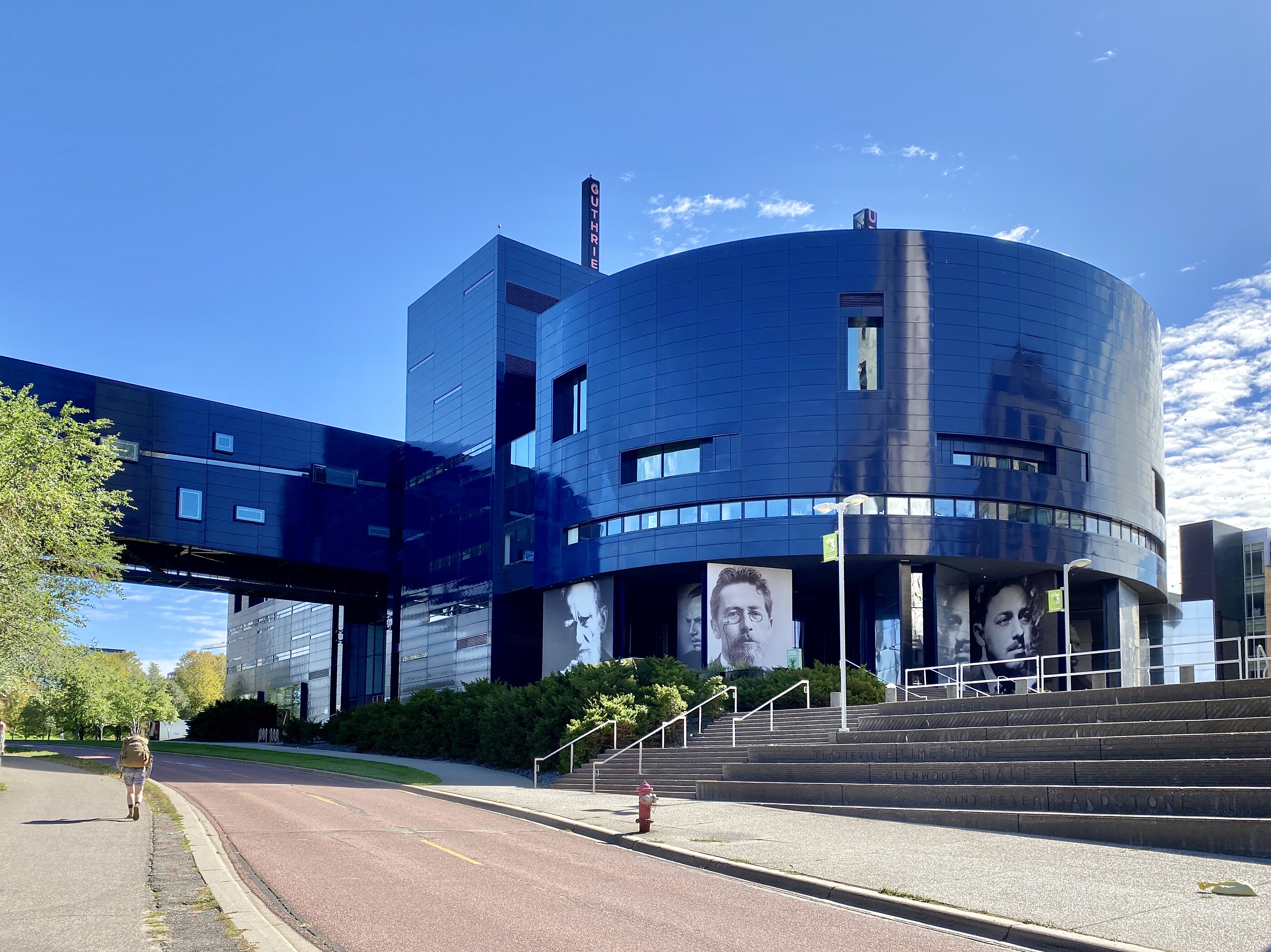 Le Guthrie Theater bleu sombre et son long pont en porte-à-faux à Minneapolis