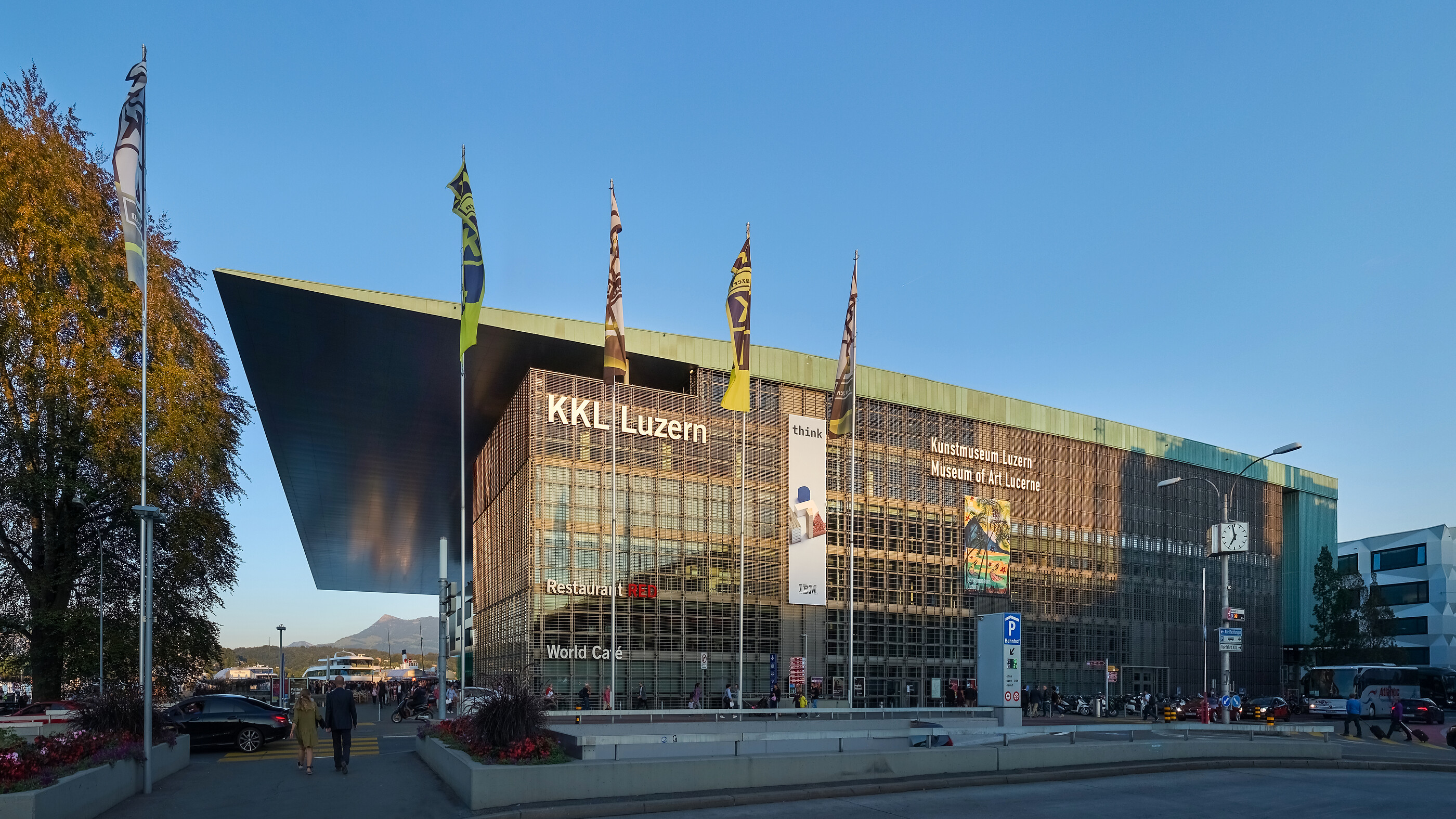 Façade ouest et toiture en porte-à-faux du KKL Lucerne de Jean Nouvel