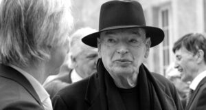 Jean Nouvel : l’architecte du Paris contemporain L’architecte français Jean Nouvel dans un portrait horizontal en noir et blanc photographié en 2019