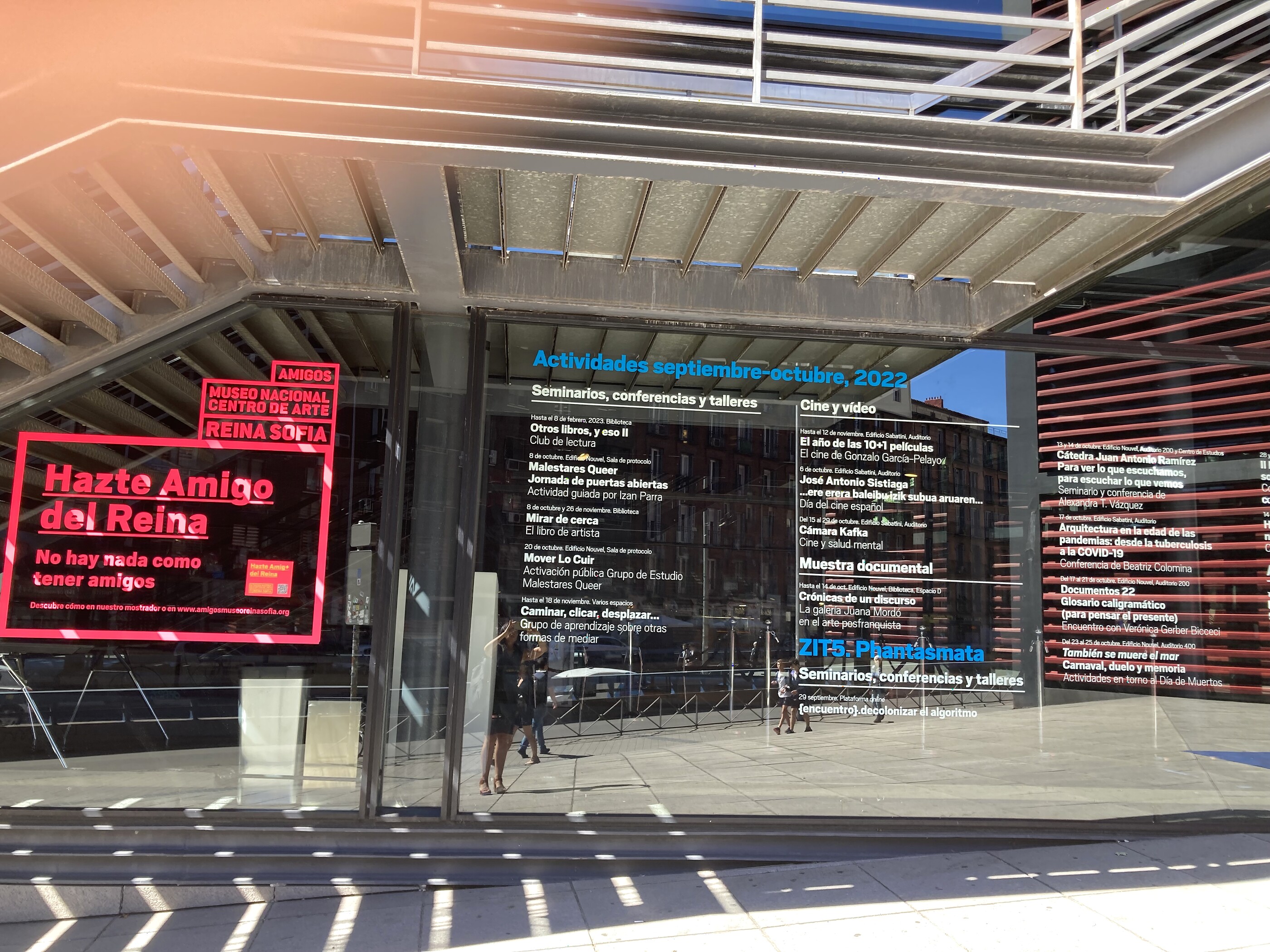 Extérieur du bâtiment Nouvel sous sa grande marquise rouge au musée Reina Sofía de Madrid